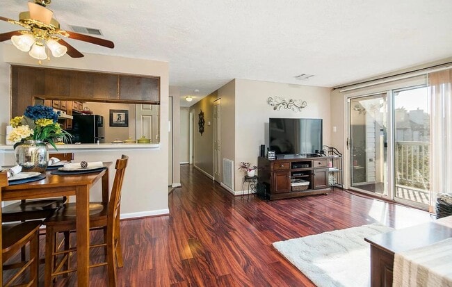 Building Photo - Well maintained condo in established Frederick neighborhood available mid April!