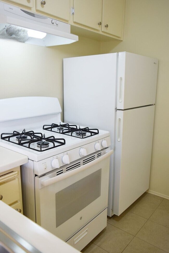 Building Photo - Upstairs 2BR/1BA North Park Apt with Assigned Parking and Laundry On-Site!