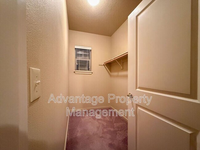 Building Photo - 519 Catron St N