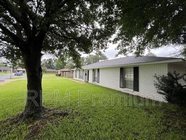 Building Photo - 464 Wilton Dr