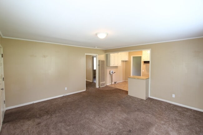 Building Photo - 3 Bedroom 1 Bath PLUS Large Den - New On T...