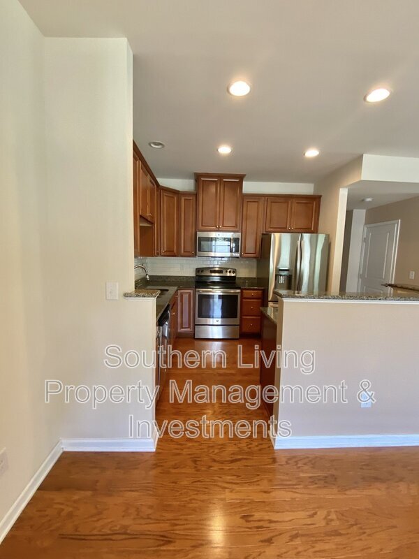 Building Photo - 2601 Silverthorn Dr