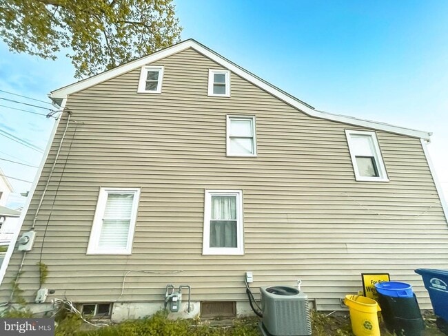 Building Photo - 19 Pleasant St