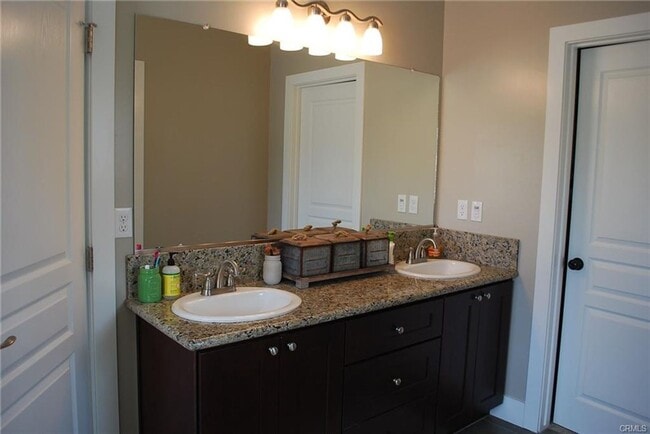 Building Photo - Beautiful home in very desirable neighborhood