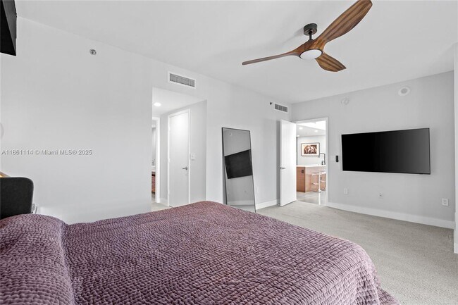 Building Photo - 465 Brickell Ave