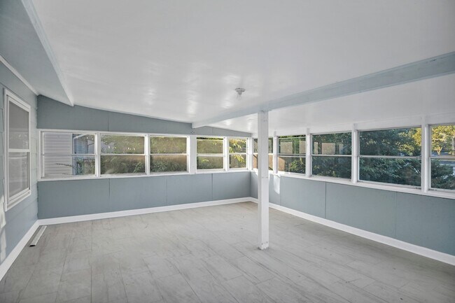 Building Photo - 7031 Glenwood Ln