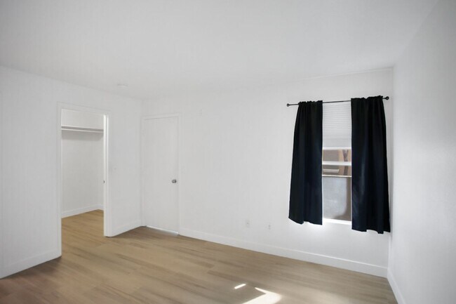 Building Photo - 3 Bedroom, 2 Full Bath Condo In Great Location