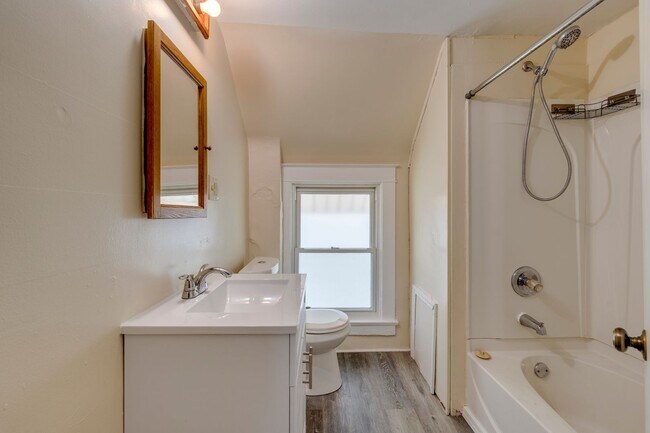 Building Photo - Cute 3 Bedroom 1 Bath House Located in Wes...