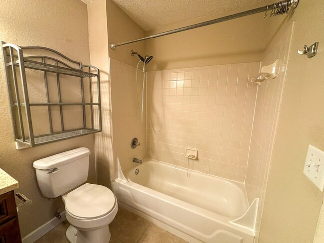 Building Photo - Windsor Park #523 - Pet Friendly!