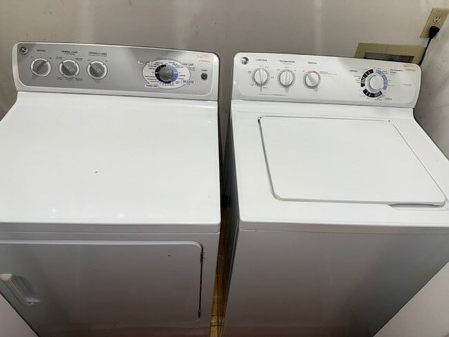 Building Photo - 124 Whetherbine Way W