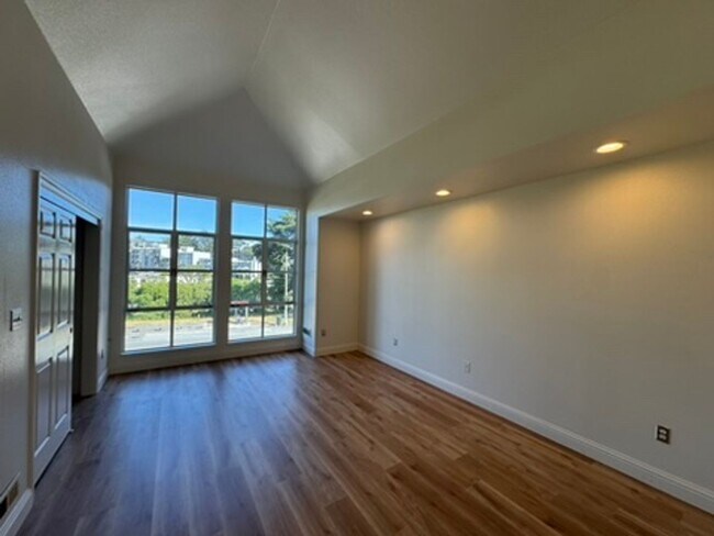 Building Photo - 280 Portola Dr