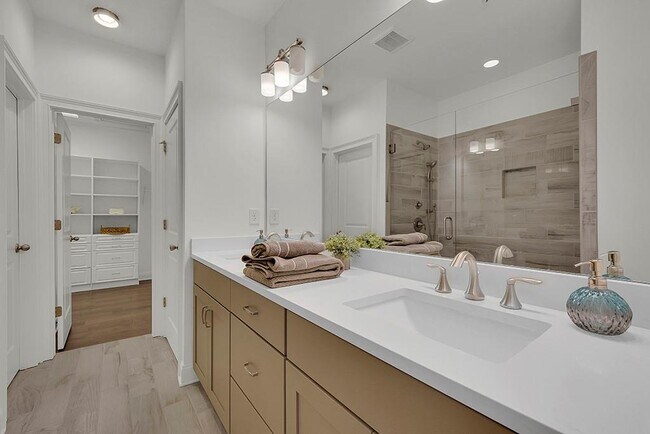 Building Photo - 6807 Encore Blvd