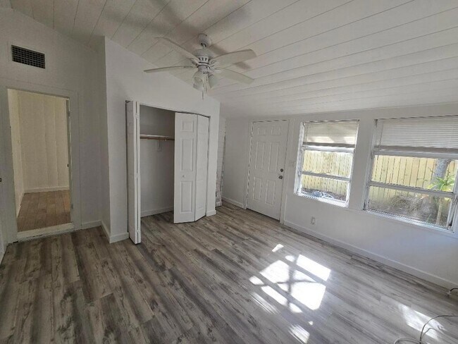 Building Photo - 301 S 7th St