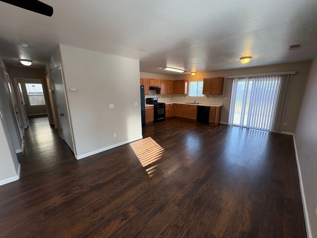 Building Photo - SW Visalia Home move in ready