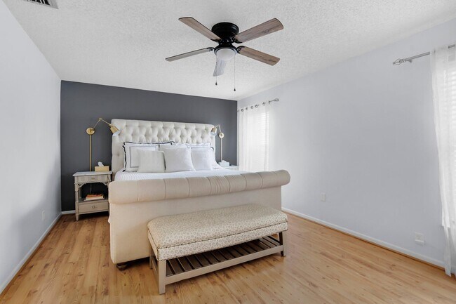 Building Photo - 7515 San Mateo Dr E