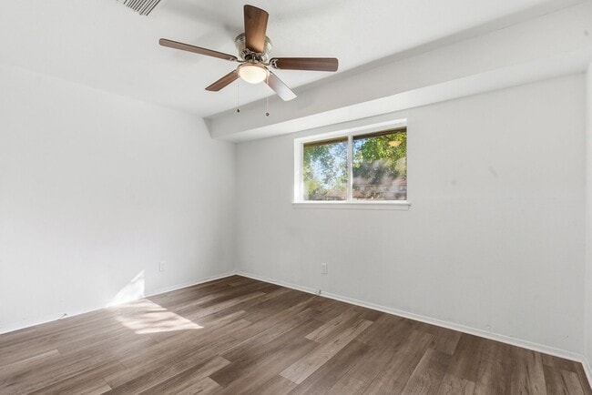 Building Photo - Amazing in Arlington