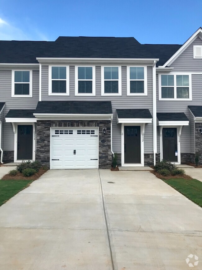 Building Photo - Beautiful 3 Bedroom, 2.5 Bath Townhome!