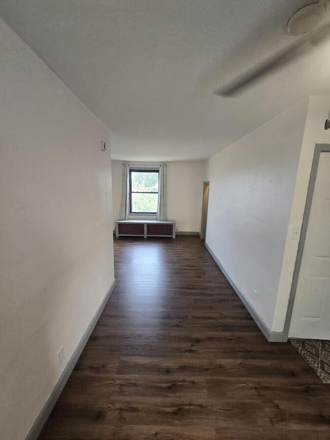 Building Photo - 606 7th St S