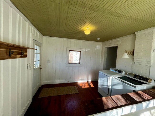Building Photo - STUNNING BEECHMONT HOME WITH SOLAR PANELS ...