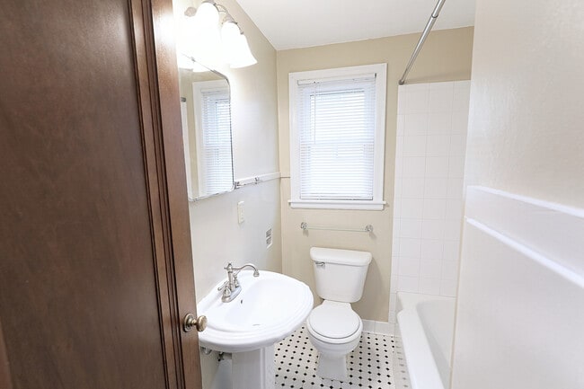 Building Photo - 1425 S 11th St