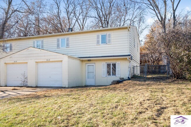 Building Photo - 3012/3014 Menke Cir