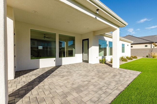 Building Photo - 6 bed / 4 bath / 3 car garage custom home in Pecan Valley