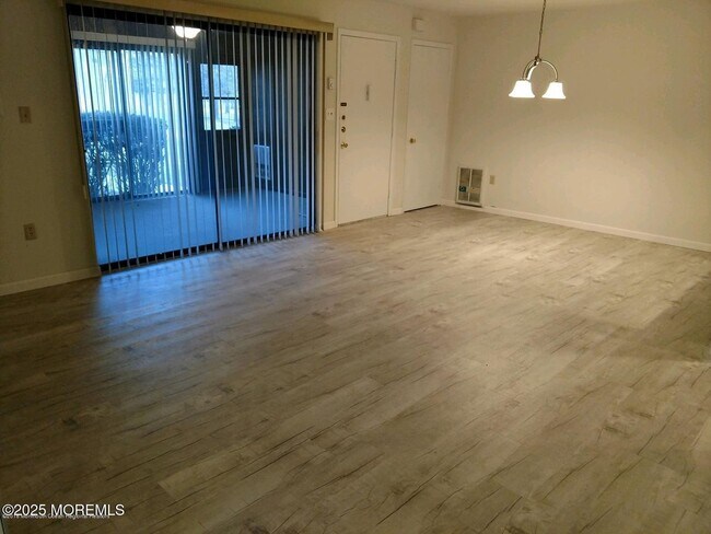Building Photo - 137 Amberly Dr