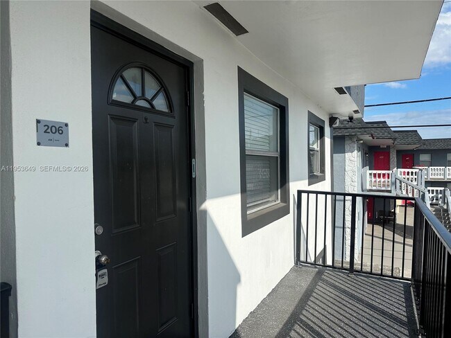 Building Photo - 5841 SW 36th Ct