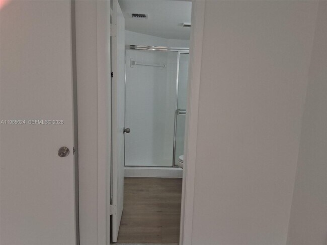 Building Photo - 15495 N Miami Lakeway