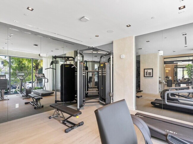 Building Photo - 9901 W Bay Harbor Dr