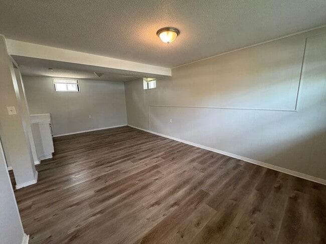 Building Photo - Comfortable 3-Bedroom Home with Fenced Yar...