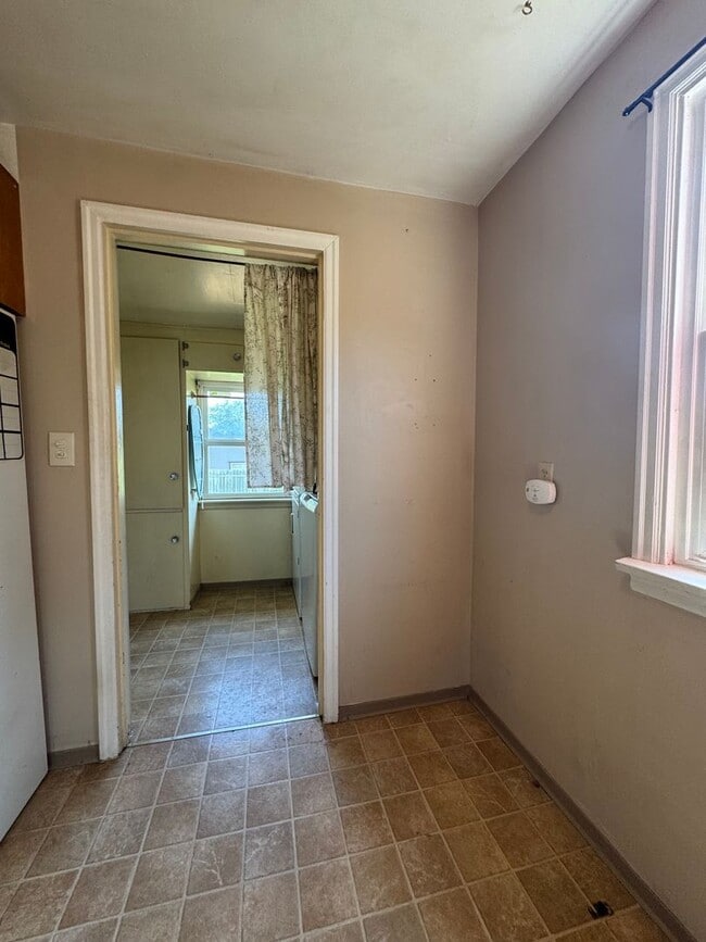 Building Photo - Cozy 2-Bedroom Pet-Friendly Home for Lease