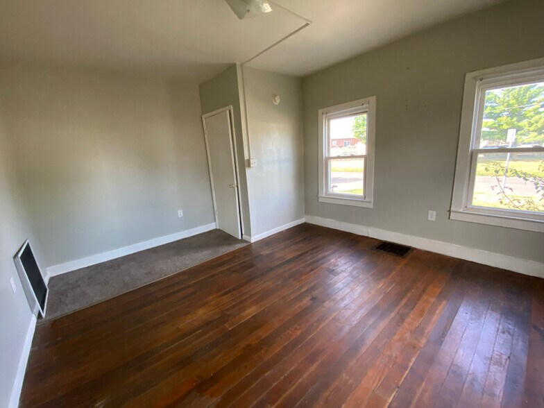 Building Photo - 49 E 9th St