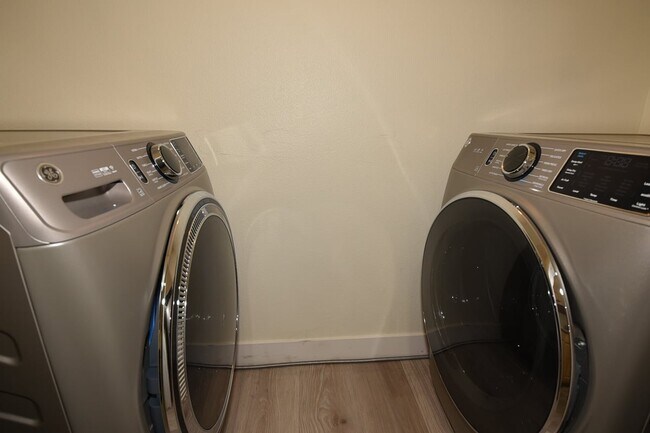 Building Photo - Charming 2nd Floor Unit In Gated Community!