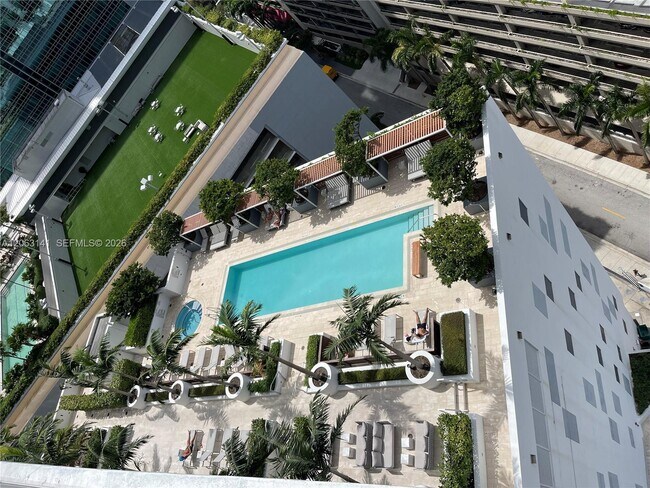 Building Photo - 1300 Brickell Bay Dr