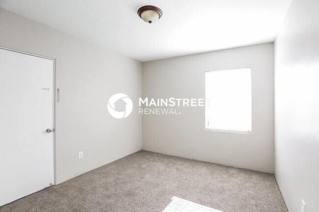 Building Photo - 3 Bedroom Pet-Friendly Home in Phoenix, AZ with Main Street Renewal