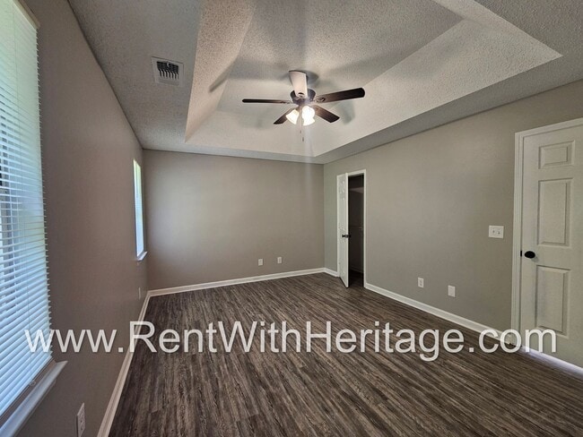 Building Photo - Gorgeous 5 bedroom/ 3 bath/ Upgrades Galor...
