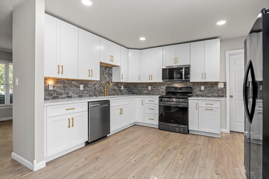 Kitchen - 115 E Sycamore Rd
