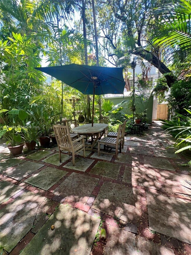 Building Photo - 814 Michigan Ave