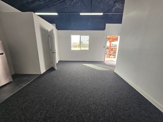 Building Photo - DETACHED ONE BEDROOM CASITA ON HORSE PROPERTY