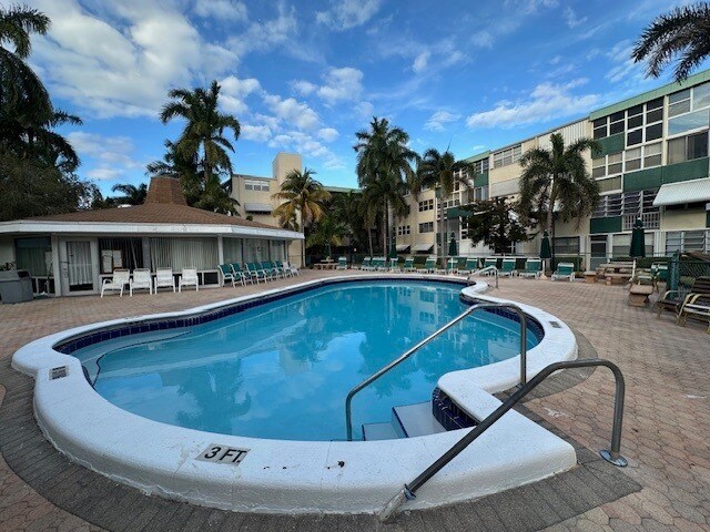 Building Photo - 1333 E Hallandale Beach Blvd