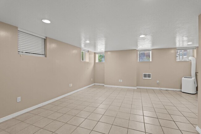 Building Photo - 137 E 600 N