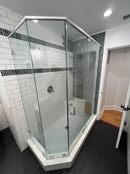 SHOWER - 1804 W Madison Ave