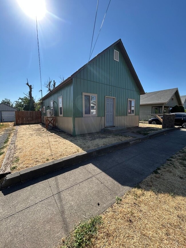 Building Photo - 3 bedroom house close to shopping.