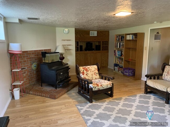 Building Photo - 2821 N Weaver Cir
