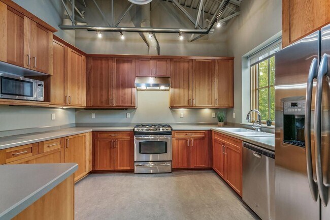 Building Photo - 706 SW Industrial Way