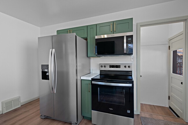 Building Photo - 840 W Montague Ave