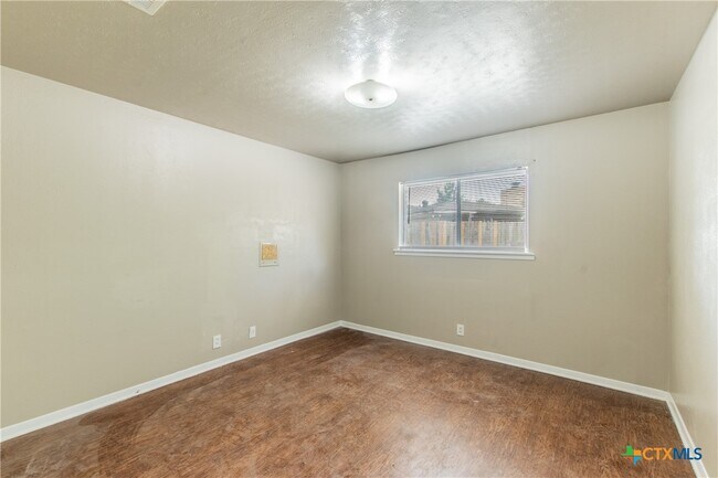 Building Photo - 3209 Shady Hill Dr