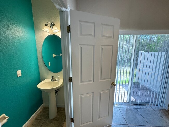 Building Photo - 5 Bedroom Townhome in Avalon Park! TESLA CHARGER INCLUDED!