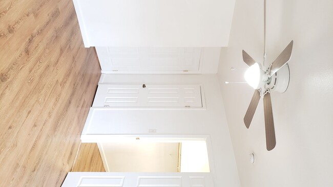 Building Photo - 2 bedroom 2 bath with a garage